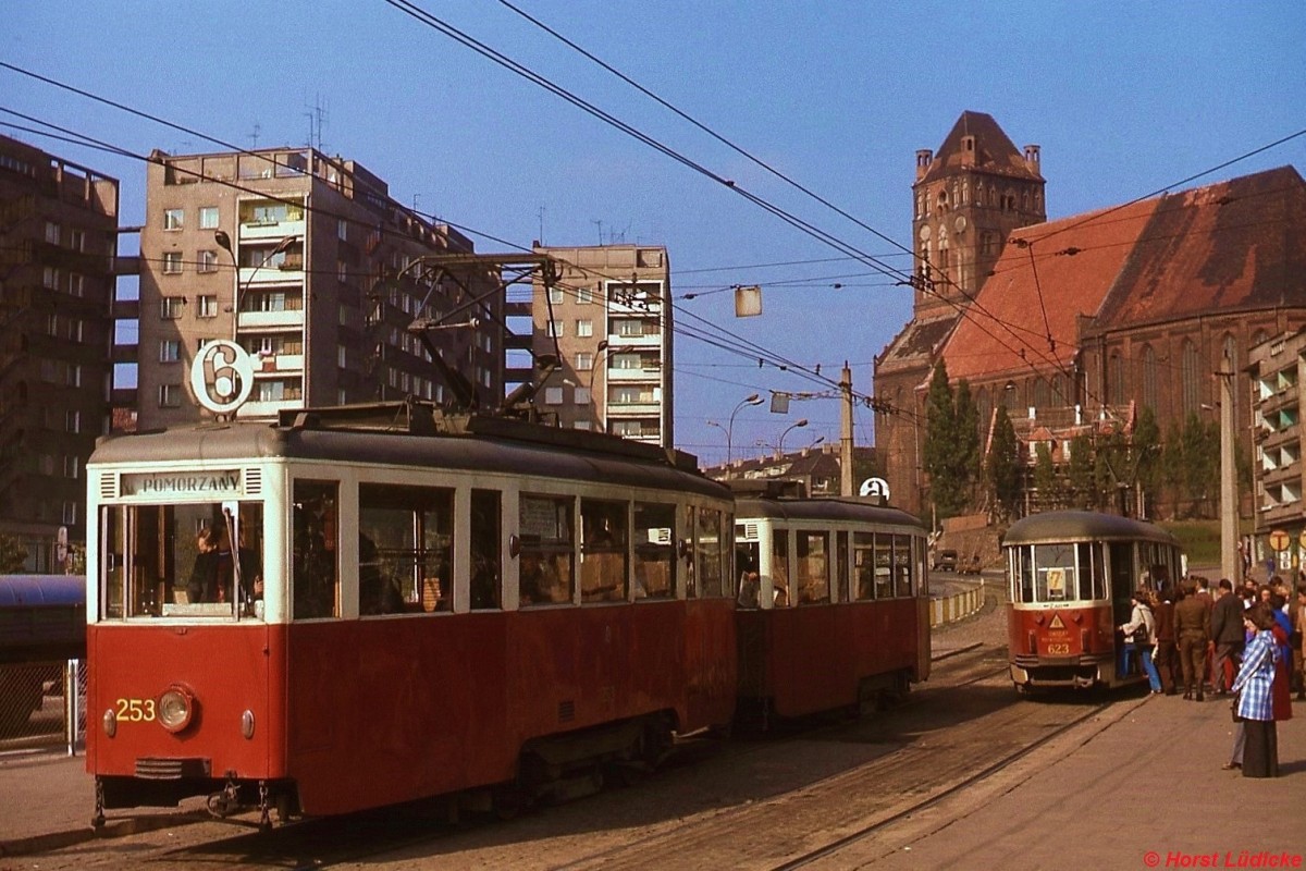 Tw 253 und 623 der Straenbahn Szczecin/Stettin im September 1976. Im Hintergrund die Katedra Swietego Jakuba/Jakobikirche.