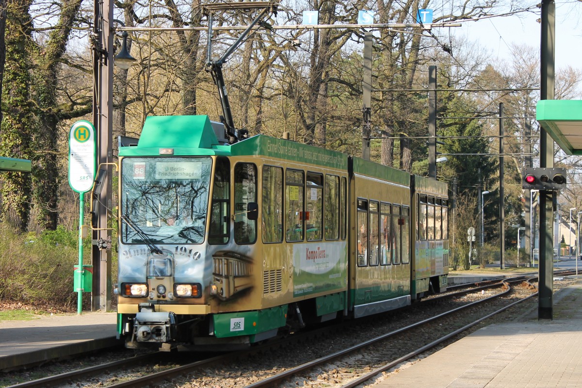 Tw 26 der Schöneicher-Rüdersdorfer Straßenbahn am 30. März 2014 bei der Einfahrt in die Haltestelle Rahnsdorfer Straße in Schöneiche.