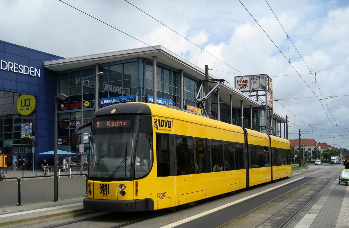 Tw. 2603 auf der Linie 9.
Auf dem Weg nach Kaditz
erreicht die Tram die 
Station   Elbepark .
DD. am 20.08.2013.