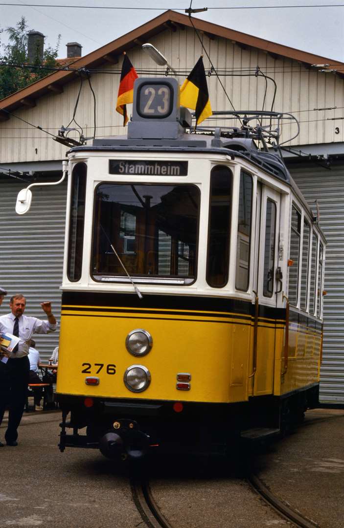 TW 276 (SSB) vor dem früheren Straßenbahnmuseum Gerlingen. Dorthin fährt nun nur noch die Stuttgarter Stadtbahn, das Museum musste schon vor langer Zeit umziehen.
Datum: 26.09.1986
 