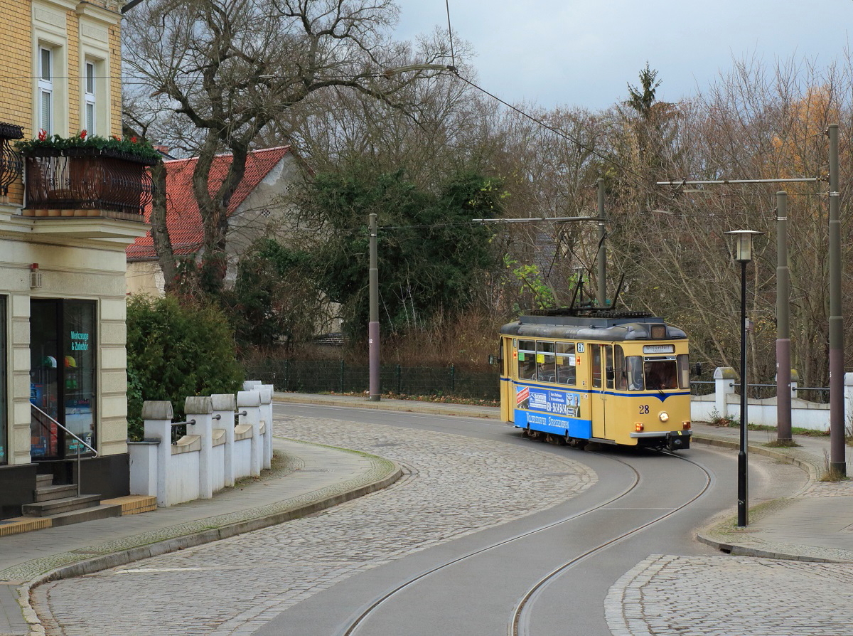 Tw 28 der Woltersdorfer Straßenbahn fährt am 20.11.2015 die Rudolf-Breitscheid-Straße hinauf in Richtung Woltersdorf Schleuse