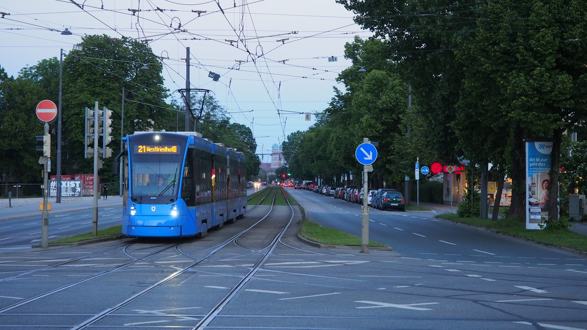 TW 2803 auf der Linie 21, hier am Leonrodplatz. Im Hintergrund die bekannte Kulisse der Frauenkirche.

München, der 07.06.2019