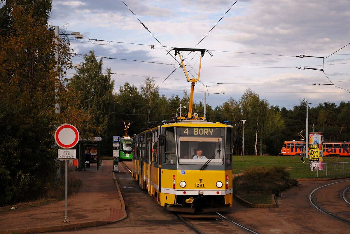 Tw. 291 der Reihe KT8, der nachträglich mit einem niederflurigen Mittelteil ausgestestattet wurde, bei der Ausfahrt aus der Schleife Košutka. (18.09.2015)