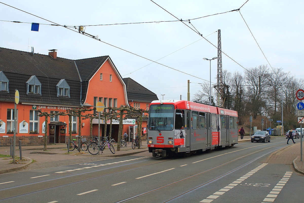 Tw 294 am 09.04.2015 vor dem Bahnhof Mülheim-Styrum