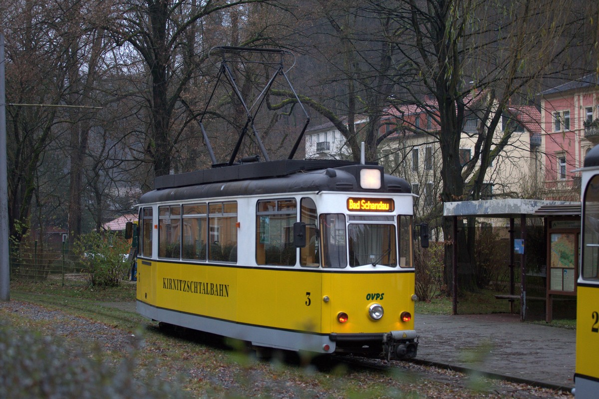 TW 3  der Kirnitzschtalbahn als Solotriebwagen reicht für die wenigen Fahrgäste im November  aus.
Hier an der Kuppelenstelle in Bad Schandau.02.12.2015 15:23 Uhr.