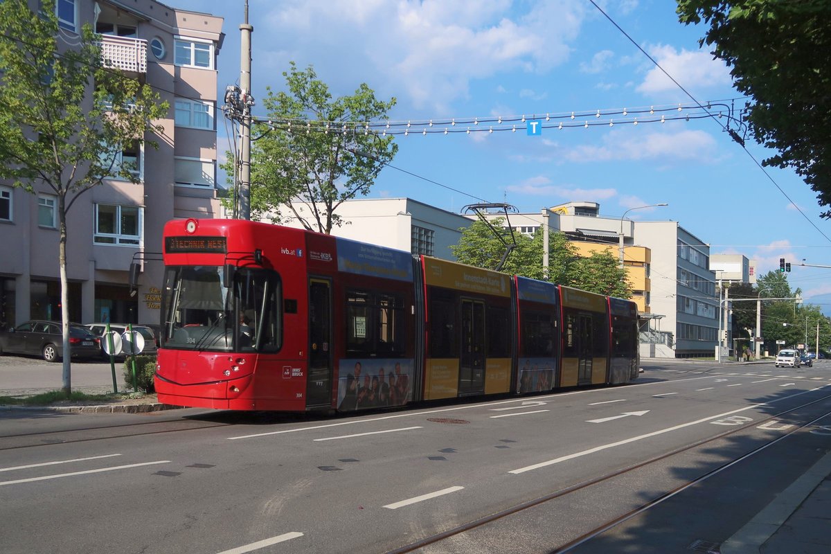 Tw. 304 als Linie 3 der Innsbrucker Verkehrsbetriebe nach der Haltestelle Technik mit Ziel Technik-West. Die Westäste zur Peerhofsiedlung und nach Technik-West wurden am 10.12.2017 eröffnet und bis voraussichtlich Dezember 2018 von der Linie 3 bedient, danach soll die neue West-Ost-Durchmesserlinie 2 diese Strecken befahren. Aufgenommen 24.7.2018.
