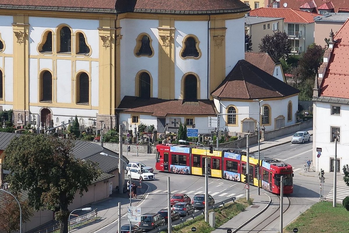 Tw. 304 der Linie 1 der Innsbrucker Verkehrsbetriebe (Bombardier Flexity Outlook) biegt von der Pastorstraße zur Klostergasse, der Endstation Bergisel, ein. Aufgenommen 18.8.2018.