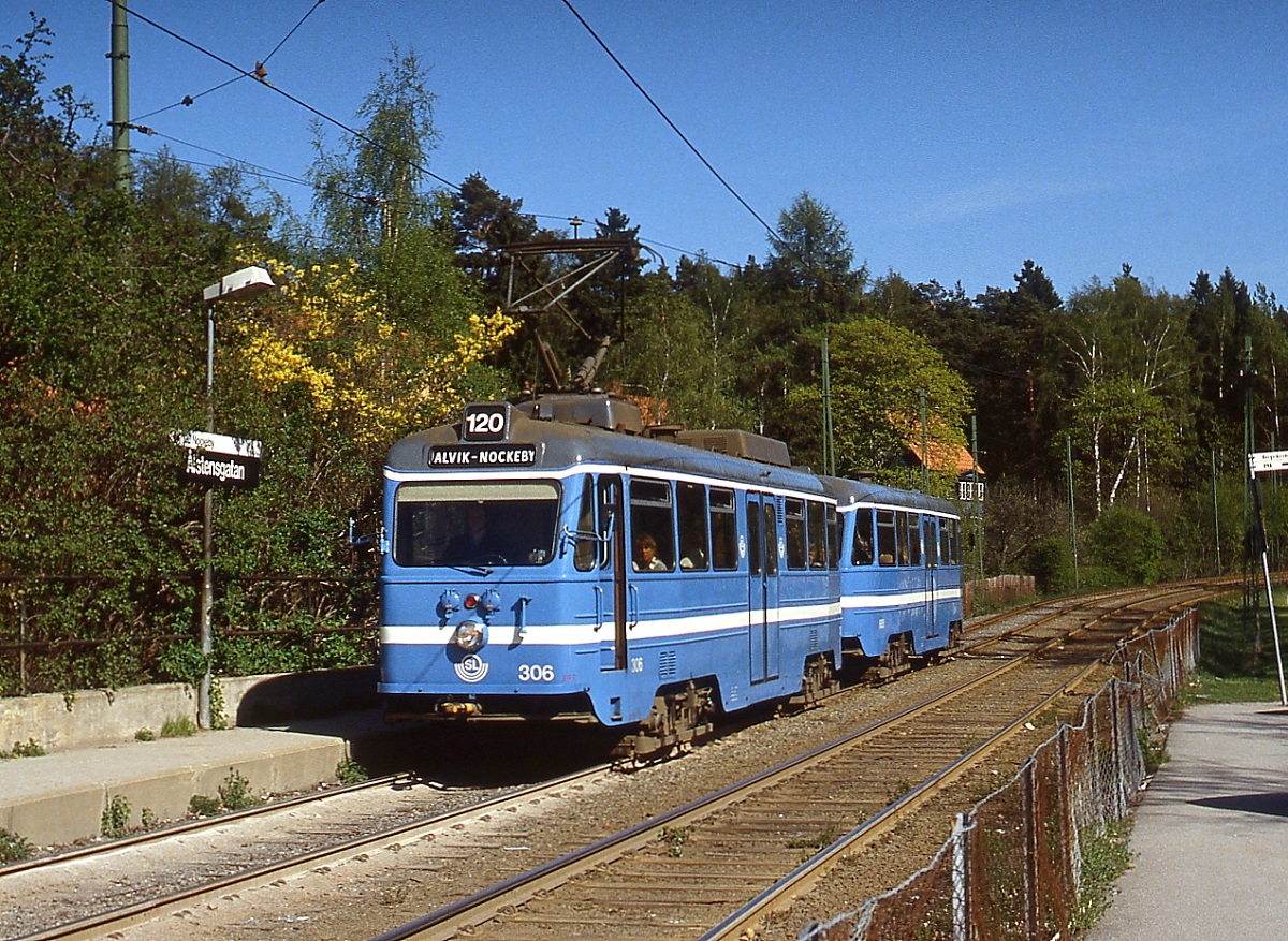 Tw 306 der Nockebybahn mit Steuerwagen fährt Mitte Mai 1988 in die Station Alstensgatan ein. Die A 24 wurden ab den 1940er Jahren von ASEA für Stockholm gebaut, einige kamen nach der Stillegung 1967 zur Nockebybahn, heute verkehren hier Niederflurwagen. 