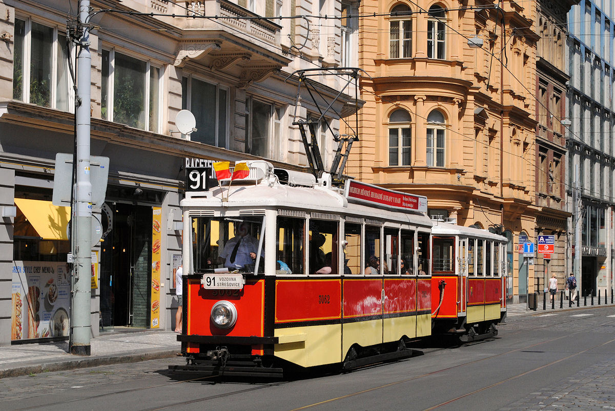 Tw. 3062 + Bw. 1201 als Nostalgielinie 91 in der Vodickova ulice. (28.08.2016)