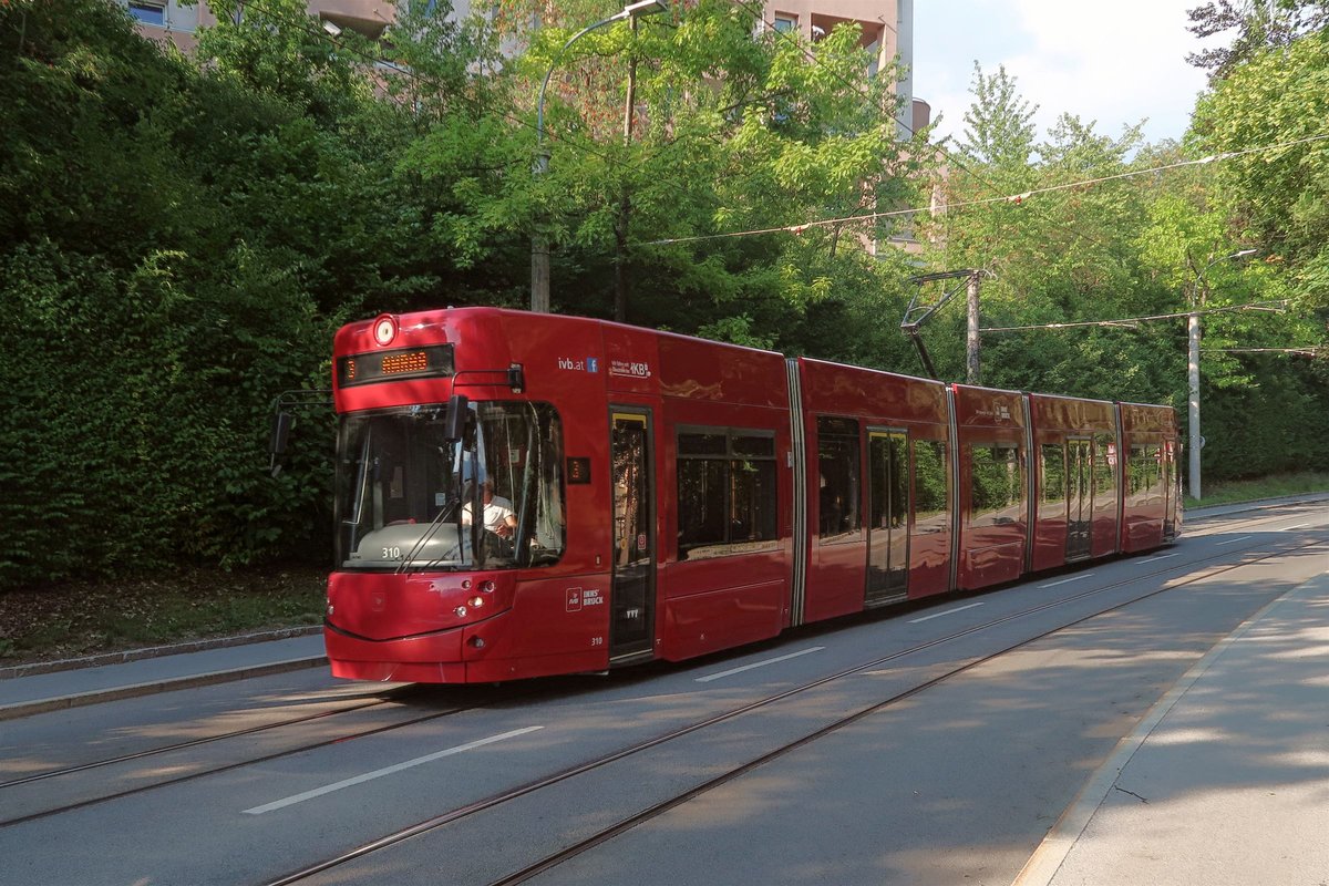 Tw. 310 als Linie 3 der Innsbrucker Verkehrsbetriebe an der Haltestelle Lahntalweg mit Ziel Amras. Die Westäste zur Peerhofsiedlung und nach Technik-West wurden am 10.12.2017 eröffnet und bis voraussichtlich Dezember 2018 von der Linie 3 bedient, danach soll die neue West-Ost-Durchmesserlinie 2 diese Strecken befahren. Aufgenommen 24.7.2018.