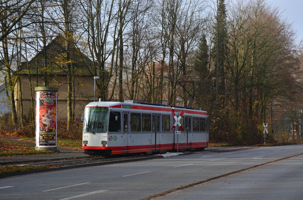Tw 312 rauscht aus der Haltestelle Kaltehardt in Richtung Höntrup Kirche. Zum Fahrplanwechsel und der Stilllegung zwischen Papenholz und Bochum Unterstraße wurden restlichen 1976 und 1977 gebauten M6S Triebwagen abgestellt. Nun verkehren hier neue Vario Triebwagen des Types 6xNfGlTwZR. Zwischen Crengeldanz und Witten Heven besteht nun Inselverkehr. Der Abschnitt Crengeldanz bis Unterstraße bleibt vorerst Betriebsstrecke. 

Bochum 30.11.2019