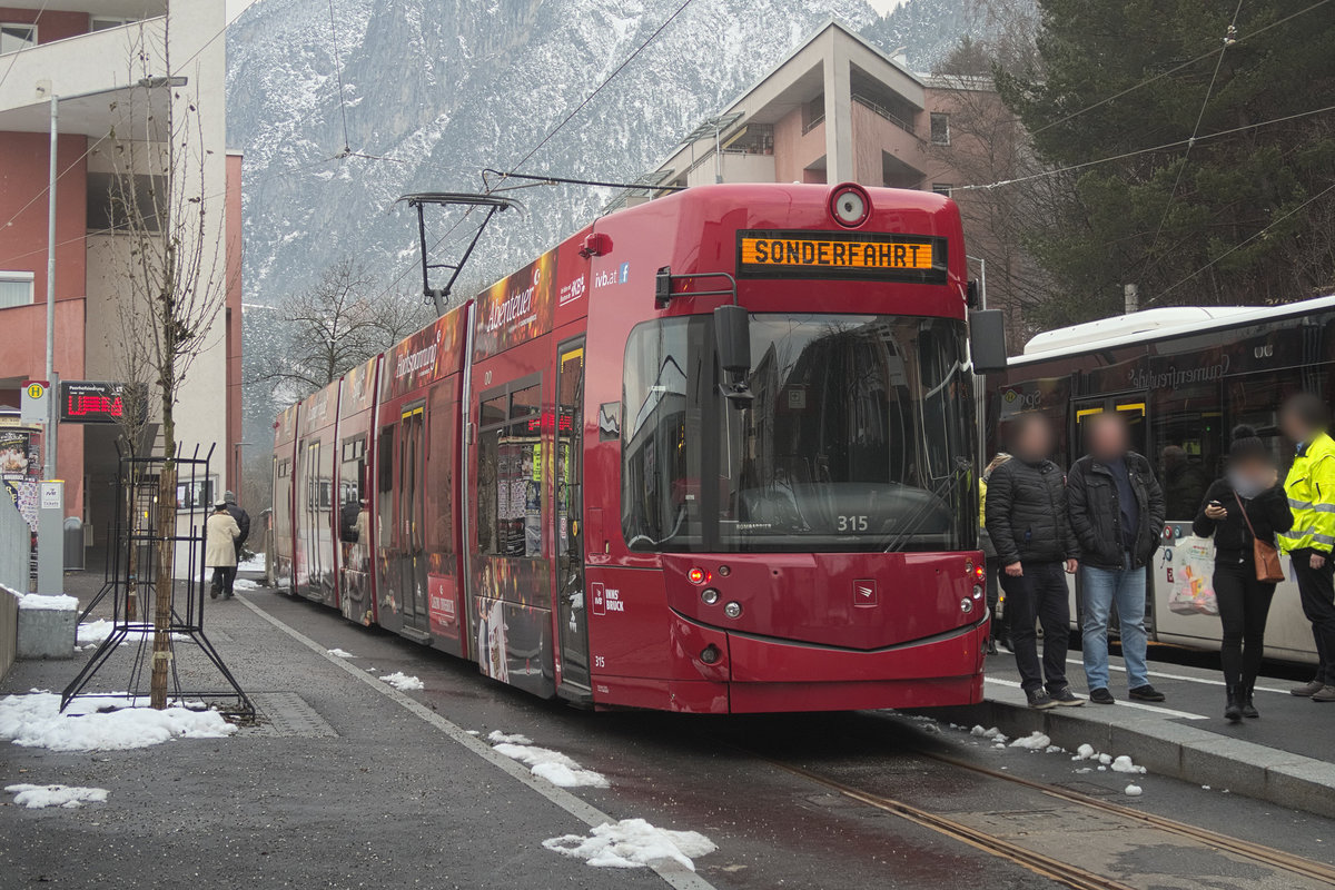 TW 315 (Bombardier Flexity Outlook C) absolviert eine Publikumsfahrt zur Einweihung der Straßenbahnerweiterung in Innsbruck Richtung Westen, hier an der Endhaltestelle Peerhofsiedlung. Am Tag des Fotos am 5.12.2017 wurde der Regelverkehr jedoch noch mit Gelenksbussen bewerkstelligt.
