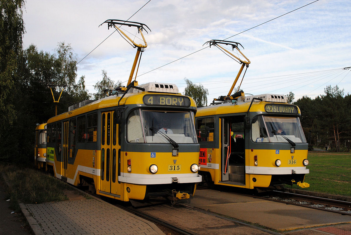 Tw. 315 und Tw. 316 der Reihe T3R.PLF  verbringen in Košutka, der Endstelle der Linie 4, ihre Ausgleichszeit. (18.09.2015)