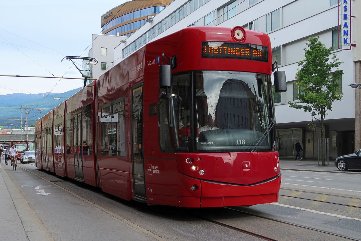 Tw. 318 (Bombardier Flexity Outlook) der Innsbrucker Verkehrsbetriebe ist als Linie 3 wegen einer Veranstaltung in der Maria-Theresien-Straße über die Museumstraße umgeleitet. Aufgenommen 9.6.2017.