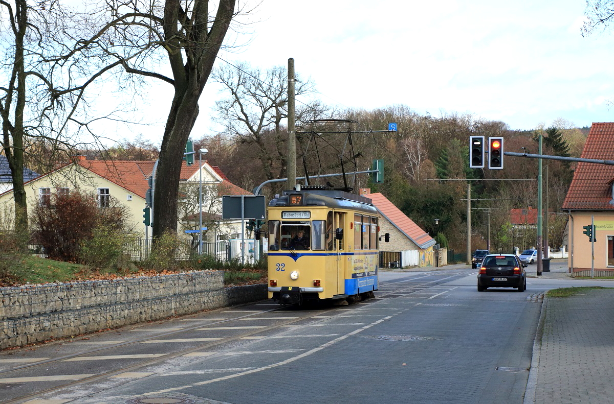 Tw 32 der Woltersdorfer Straßenbahn ist am 20.11.2015 zwischen den Haltestellen Blumenstraße und Thälmannplatz in Richtung Rahnsdorf Bahnhof unterwegs