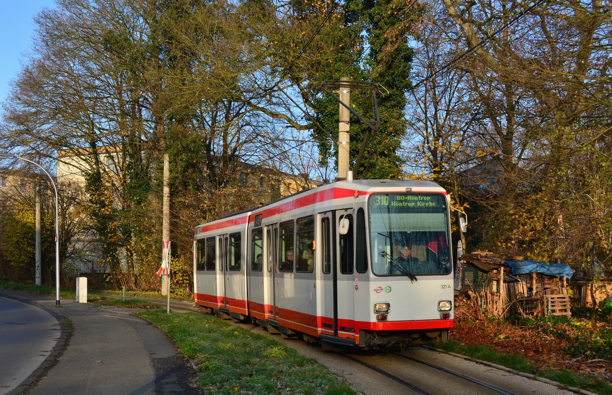 Tw 321 hat soeben die Haltestelle Friedrich List Straße verlassen und erreicht in Kürze die Haltestelle Hardel. Zum Fahrplanwechsel und der Stilllegung zwischen Papenholz und Bochum Unterstraße  wurden restlichen 1976 und 1977 gebauten M6S Triebwagen abgestellt. Nun verkehren hier neue Vario Triebwagen des Types 6xNfGlTwZR. Zwischen Crengeldanz und Witten Heven besteht nun Inselverkehr. Der Abschnitt Crengeldanz bis Unterstraße bleibt vorerst Betriebsstrecke.

Witten 30.11.2019


