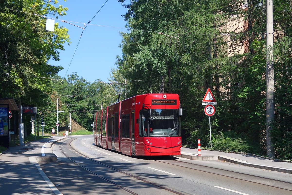 Tw. 323 als Linie 3 der Innsbrucker Verkehrsbetriebe an der Haltestelle Lahntalweg mit Ziel Peerhofsiedlung. Die Westäste zur Peerhofsiedlung und nach Technik-West wurden am 10.12.2017 eröffnet und bis voraussichtlich Dezember 2018 von der Linie 3 bedient, danach soll die neue West-Ost-Durchmesserlinie 2 diese Strecken befahren. Aufgenommen 24.7.2018.