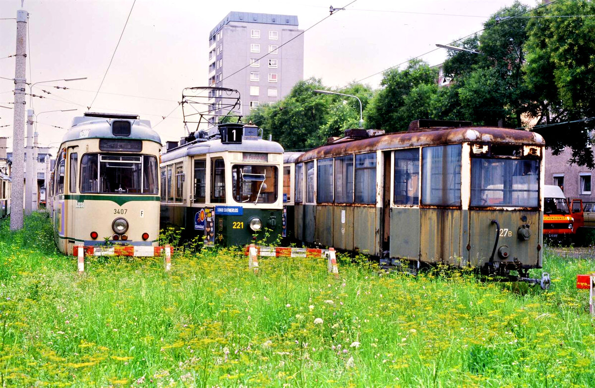 TW 3407, TW 221 und Straßenbahnbeiwagen 127 waren bei der Grazer Straßenbahn im Freien abgestellt. 
Datum: 15.07.1986