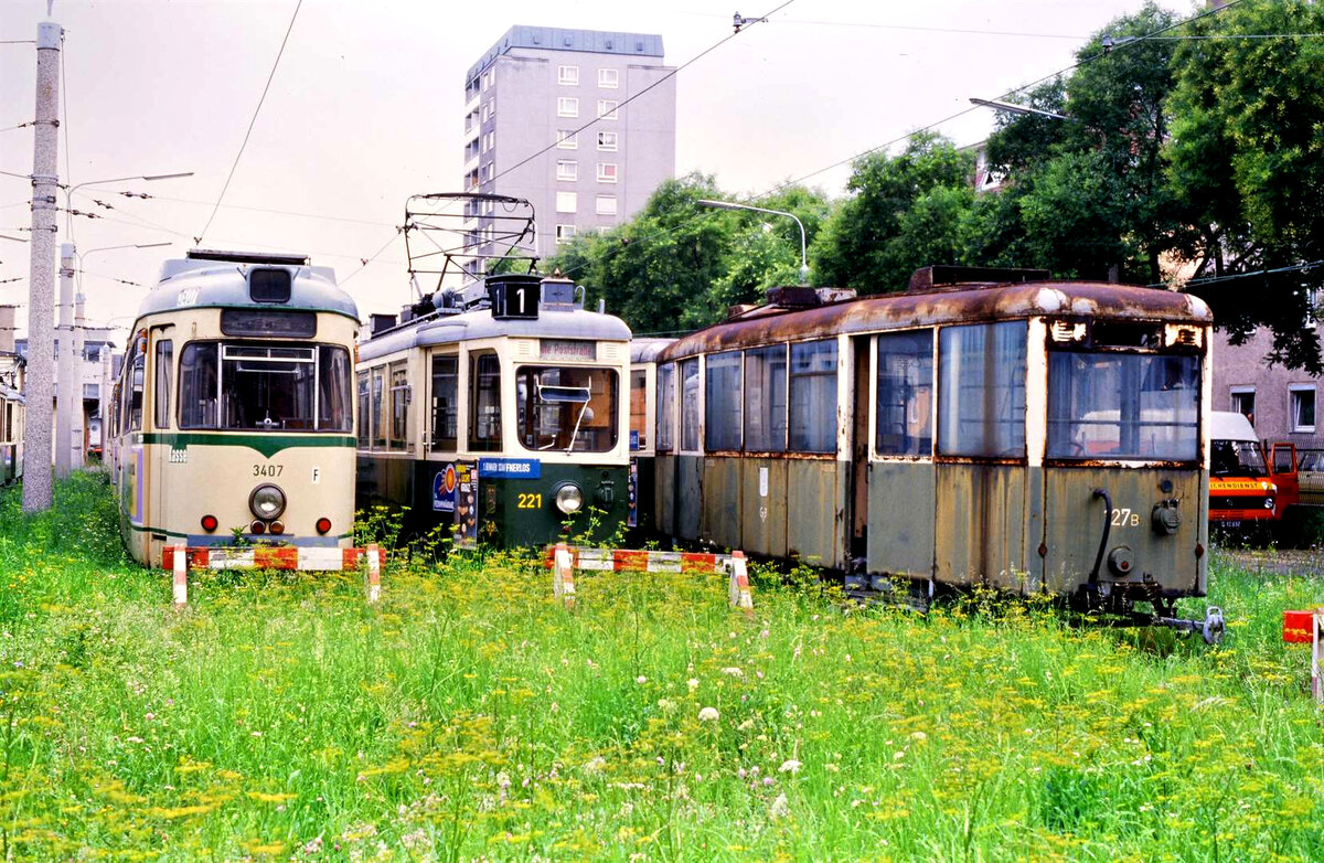 TW 3407 (Vierachser aus Wuppertal), TW 221 (Reihe 200 SGP) und Straßenbahnbeiwagen 127 waren bei der Grazer Straßenbahn im Freien abgestellt. TW 3407 war eine Übernahme von der Straßenbahn Wuppertal, er wurde später auf den Gleisen der Grazer Straßenbahn nie eingesetzt. Der Beiwagen 127 wurde 1944 gebaut (Uerdingen) und muss schon sehr lange hier im Freien abgestellt gewesen sein.  
Datum: 15.07.1986
