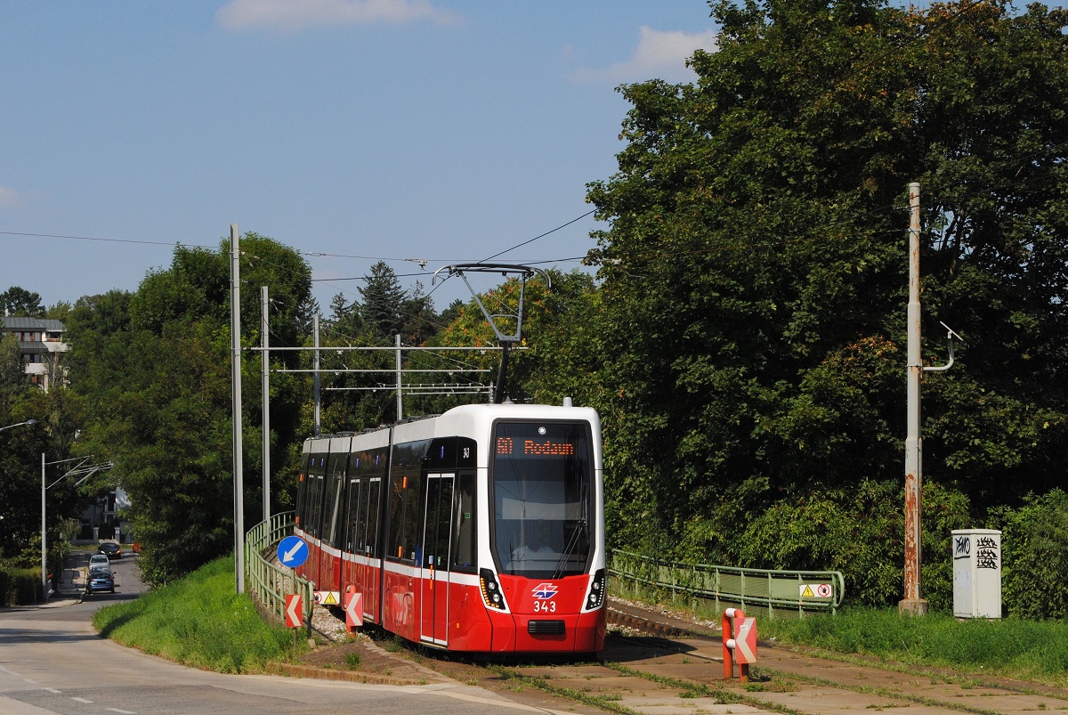 Tw. 343 als Linie 60 nach Rodaun bei der Einmündung in die Kaiser Franz Josef Straße. (19.08.2023)