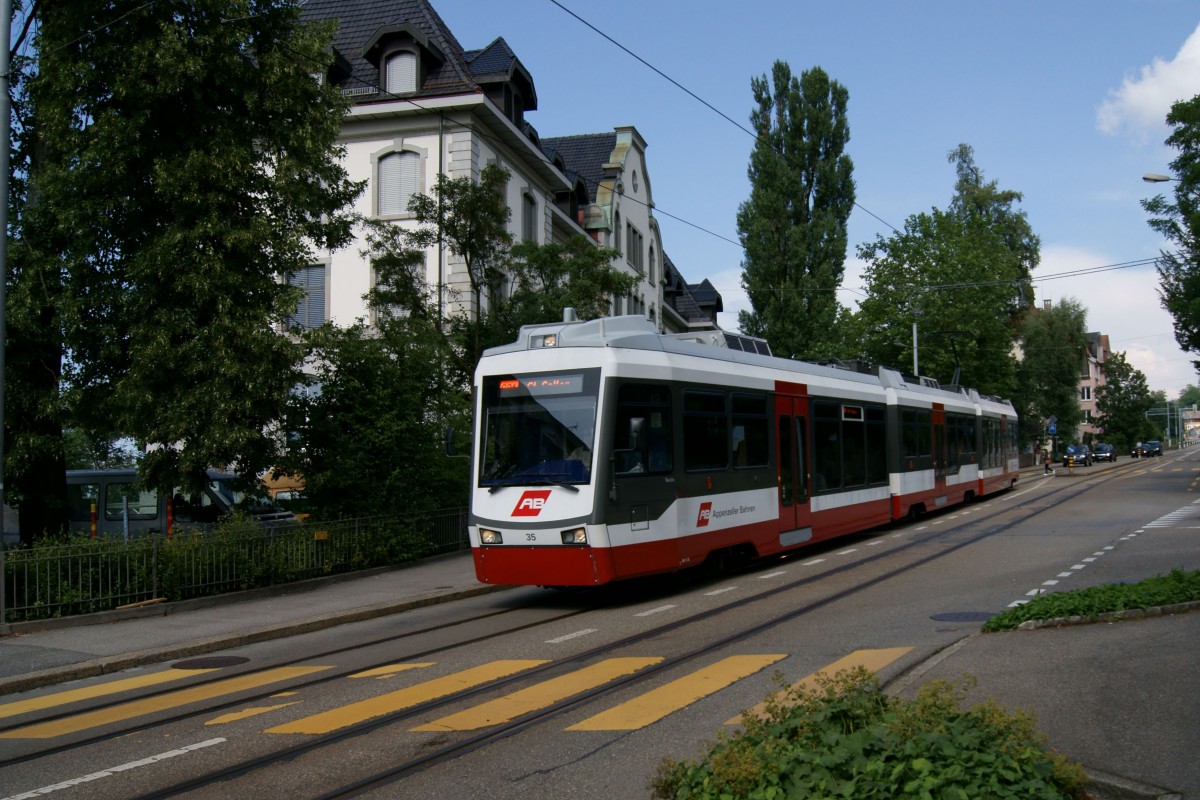 Tw 35 der Trogener Bahn hat auf dem Weg zum St. Galler Bahnhof gerade die Haltestelle Schülerhaus verlassen. (28.07.2014)