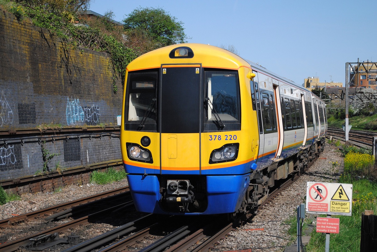 Tw. 378 220 bei der Einfahrt in die Station Kensal Green. (18.04.2018)