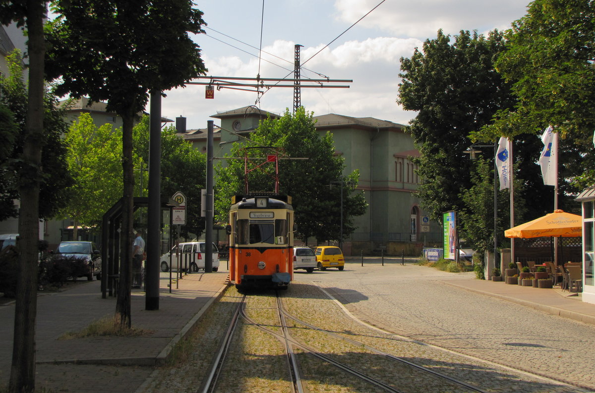 Tw 38 als Linie 4 zur Vogelwiese, am 18.07.2013 am Hauptbahnhof in Naumburg (S).
