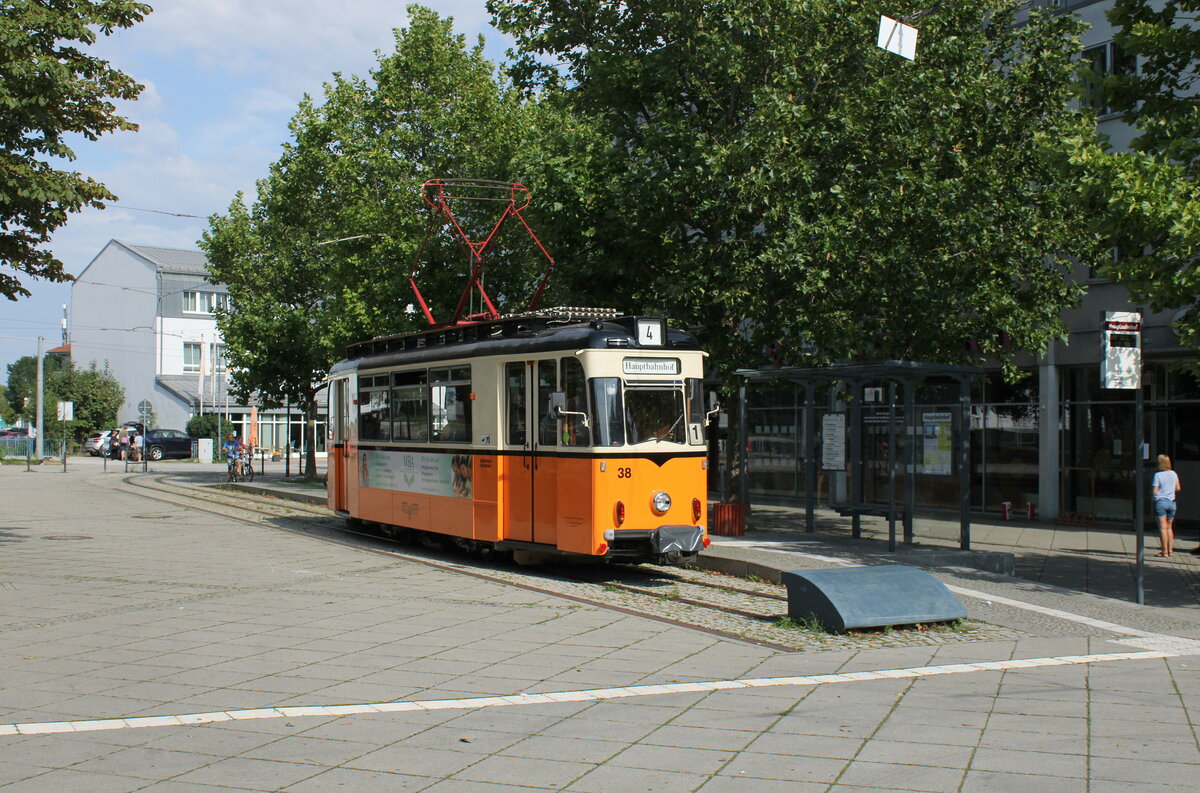 Tw 38 der Naumburger Straßenbahn als Linie 4 zur Vogelwiese, am 25.08.2023 an der Endhaltestelle in Naumburg (S) Hbf.