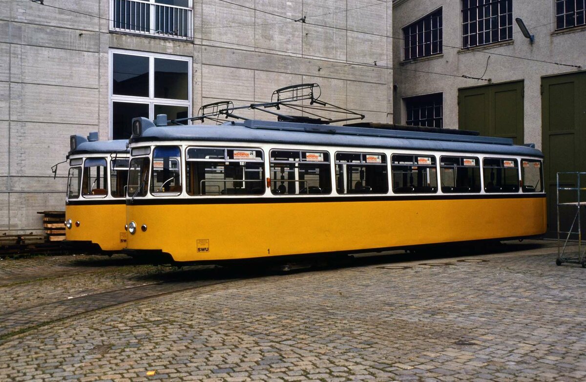 TW 4 und TW 1 der Baureihe GRW 4 vor dem früheren Depot der Ulmer Straßenbahn in der Bauhoferstraße.
Datum: 29.09.1984