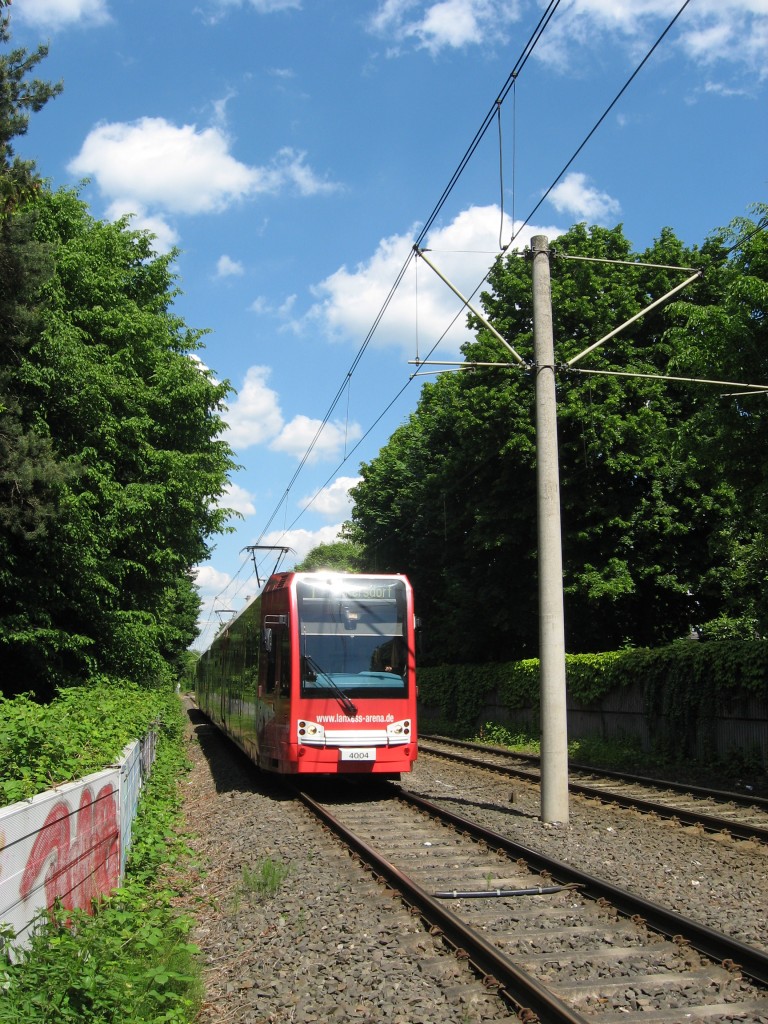 TW 4004 unterwegs mit einem zweiten Fahrzeug fhrt am 28.5.13 als Linie 1 Richtung Junkersdorf in Mehrheim ein. Hinweis: Bild vom Bahnsteig aus gemacht!