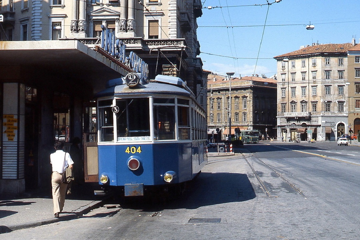 Tw 404 der Trenovia di Opicina im Sommer 1981 an der Endhaltestelle Piazza Oberdan in der Triester Innenstadt
