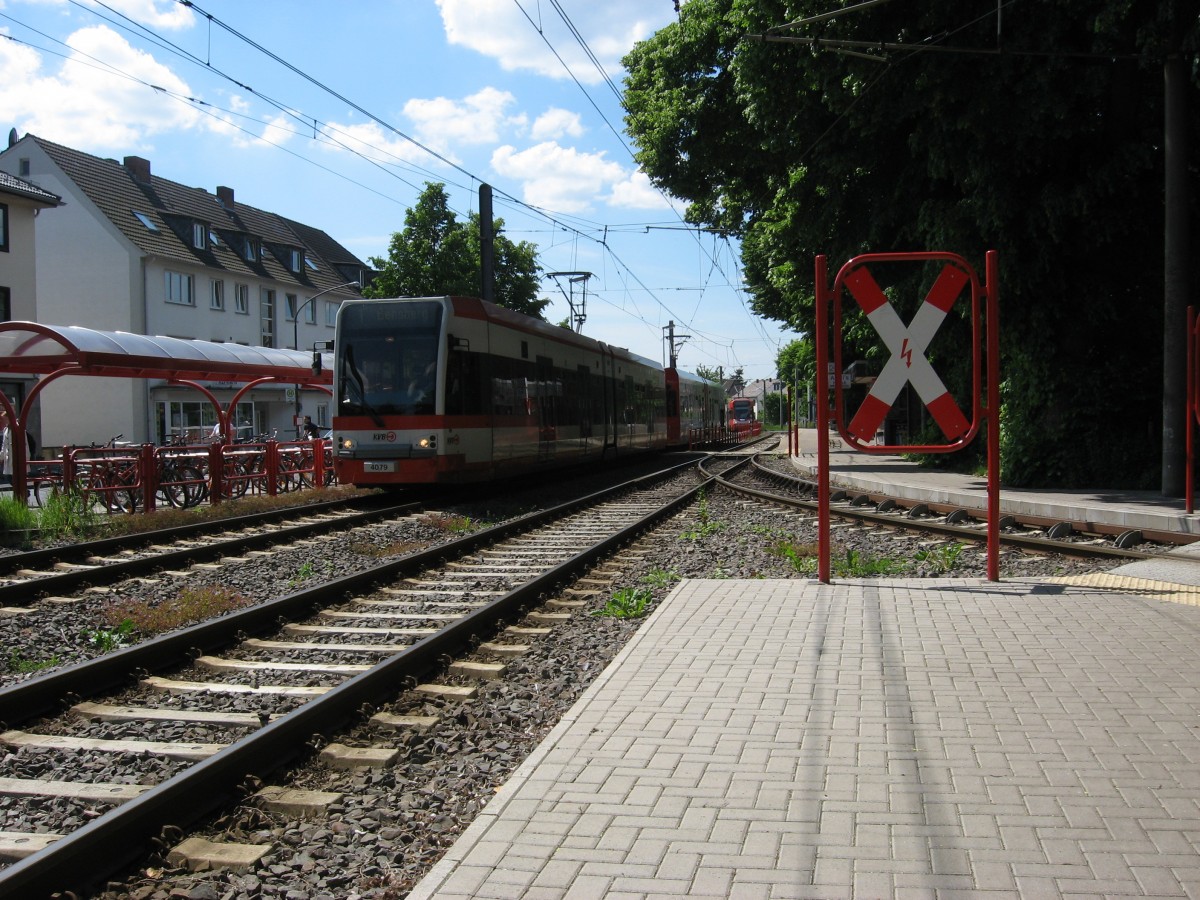 TW 4079 fhrt am 28.5.13 unterwegs mi einem weiteren Fahrzeug als Linie 1 Richtung Bensberg. Aufgenommen an der Haltestelle Refrath.