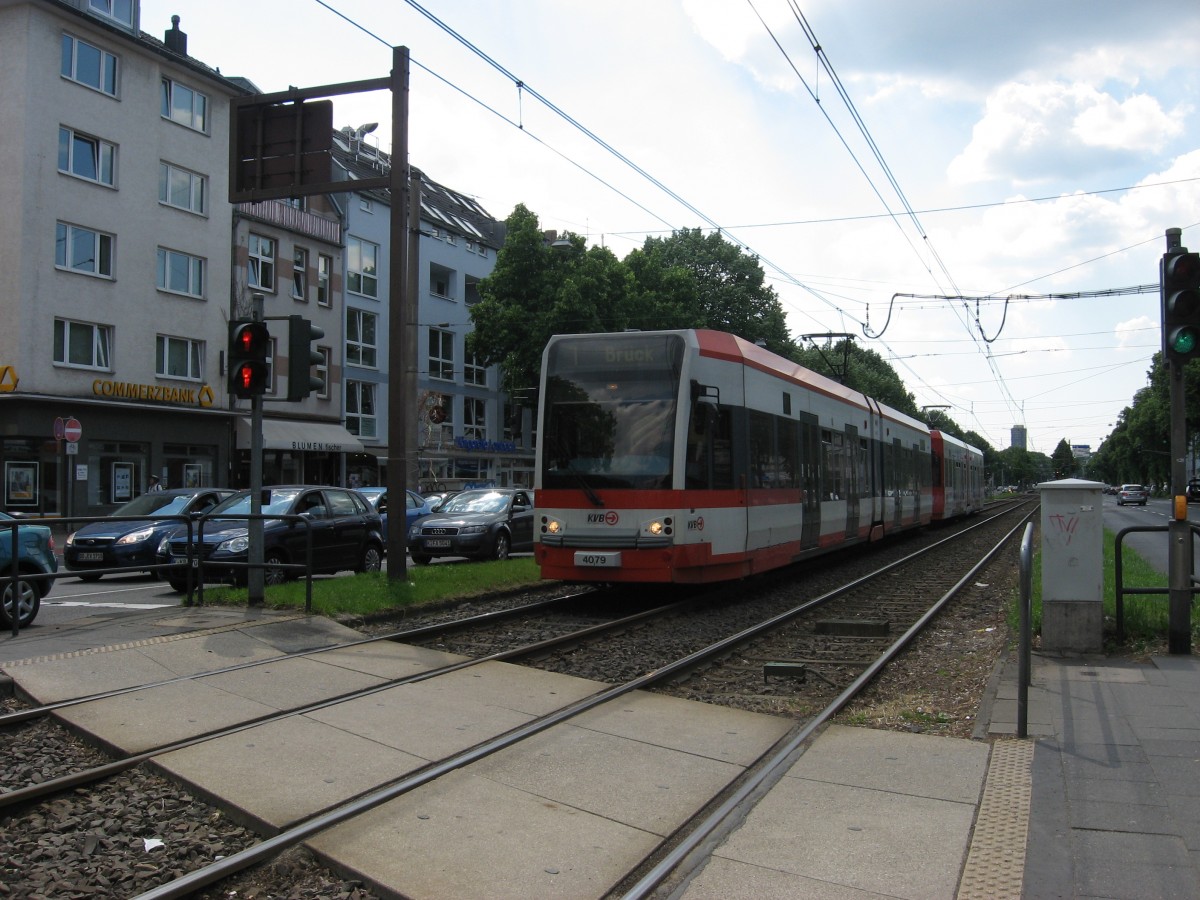 TW 4079 und TW 40?? waren am 6.6.13 als Linie 1 Richtung Brck unterwegs. Aufgenommen an der Haltestelle  Aachener Strae / Grtel .