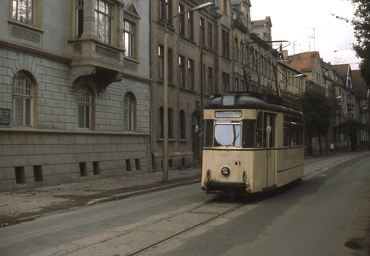 Tw 41 der Straßenbahn Nordhausen im Oktober 1980 auf dem Weg vom Altentor zur Arnoldstraße