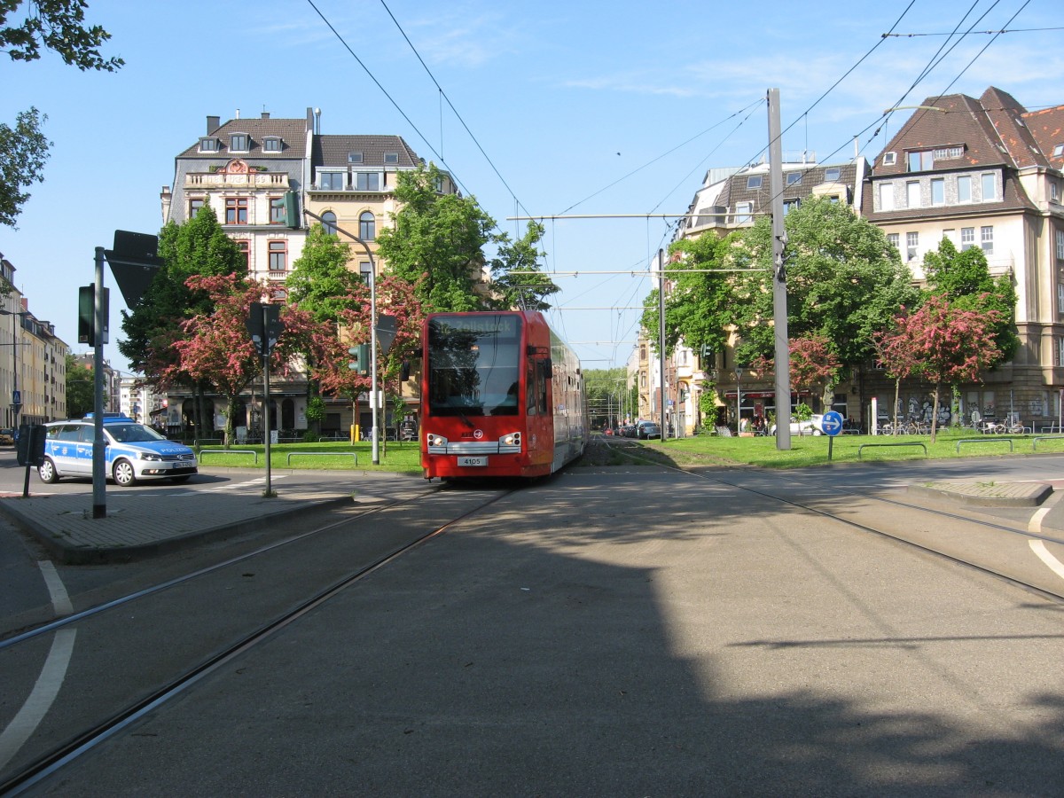 TW 4105 mit einem 2. unbekannten Wagen der gleichen Serie unterwegs am 19.5.13 als Linie 12 Richtung Zollstock cvom Bahnsteig der Haltestelle Eifelplatz aus fotografiert.