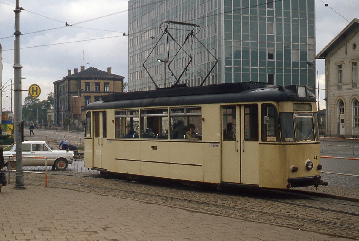 Tw 44 der Straßenbahn Nordhausen am Bahnhof (Oktober 1980)