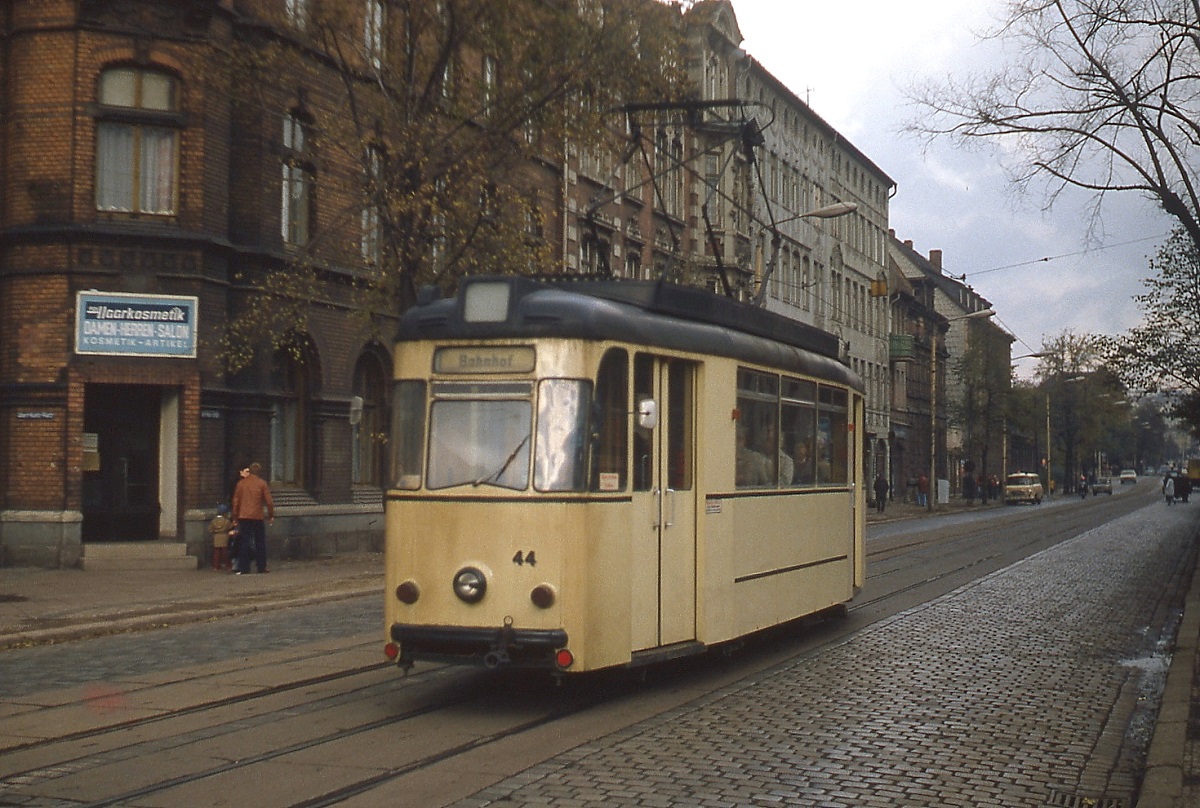 Tw 44 der Straßenbahn Nordhausen in der Innenstadt (Oktober 1980)