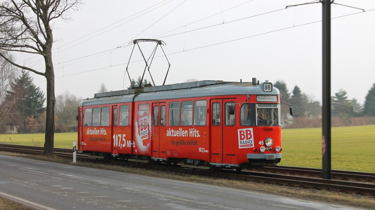 Tw 45 der Schöneicher-Rüdersdorfer-Straßenbahn mit BB-Radio-Werbung.