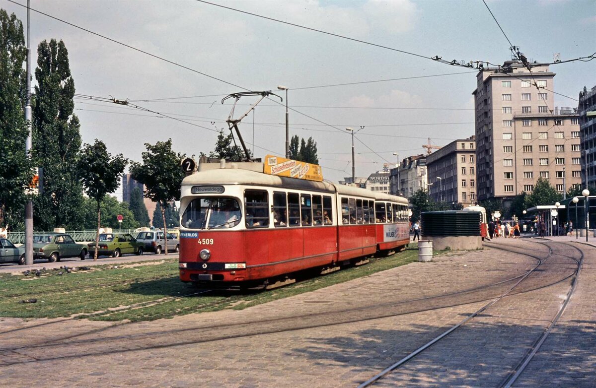 TW 4509 und Beiwagen auf der Wiener Stra�enbahnlinie 2 beim Verlassen der Station Schwedenplatz, 15.08.1984