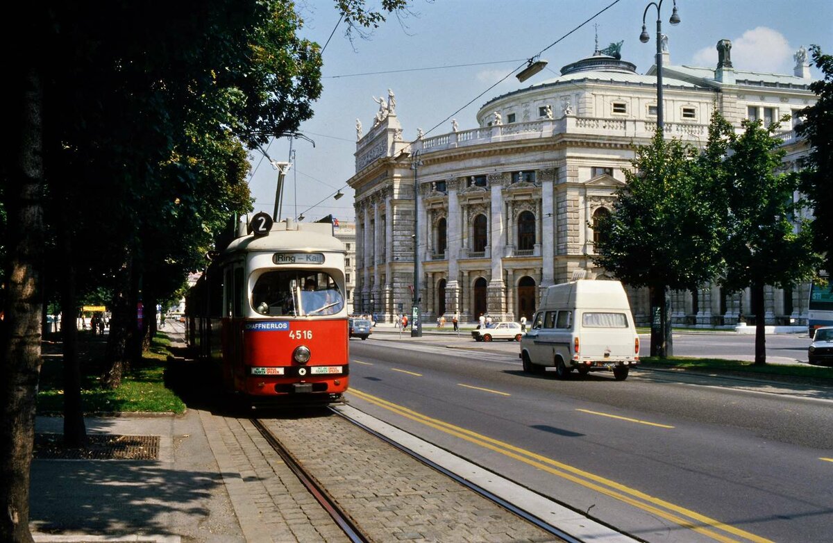 TW 4516 und BW 1316 auf der Linie 2 bei der Wiener Oper, 15.08.1984.