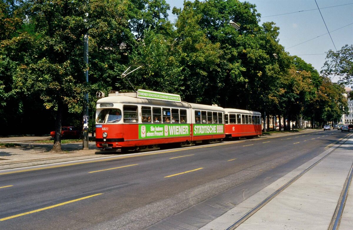 TW 4522 und BW 1322 auf der Linie 2 beim Burgtheater, 15.08.1984