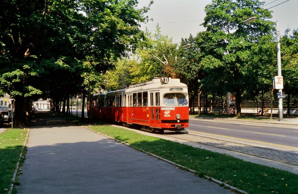 TW 4534 und ein Beiwagen auf der Linie D der Wiener Straßenbahn in der Nähe der Wiener Oper,
15.08.1984.
