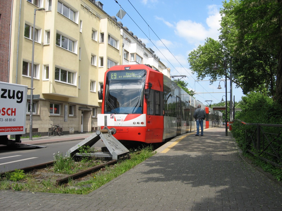 TW 4534 stand am 4.6.13 im Wendegleis an der Haltestelle  Universitt  Zu den Zeiten vom Beginn und Ende der Vorlesungen fhrt die Linie 9 zwischen den Haltestellen  Universitt  und  Bf. Deutz/Messe  in einem verdichteten Takt.