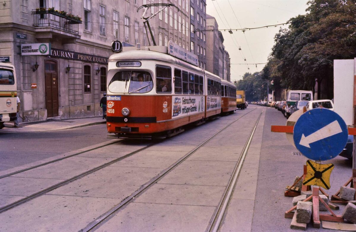 TW 4658 und Beiwagen der Wiener Straßenbahn auf der Linie D zum Südbahnhof, 15.08.1984.