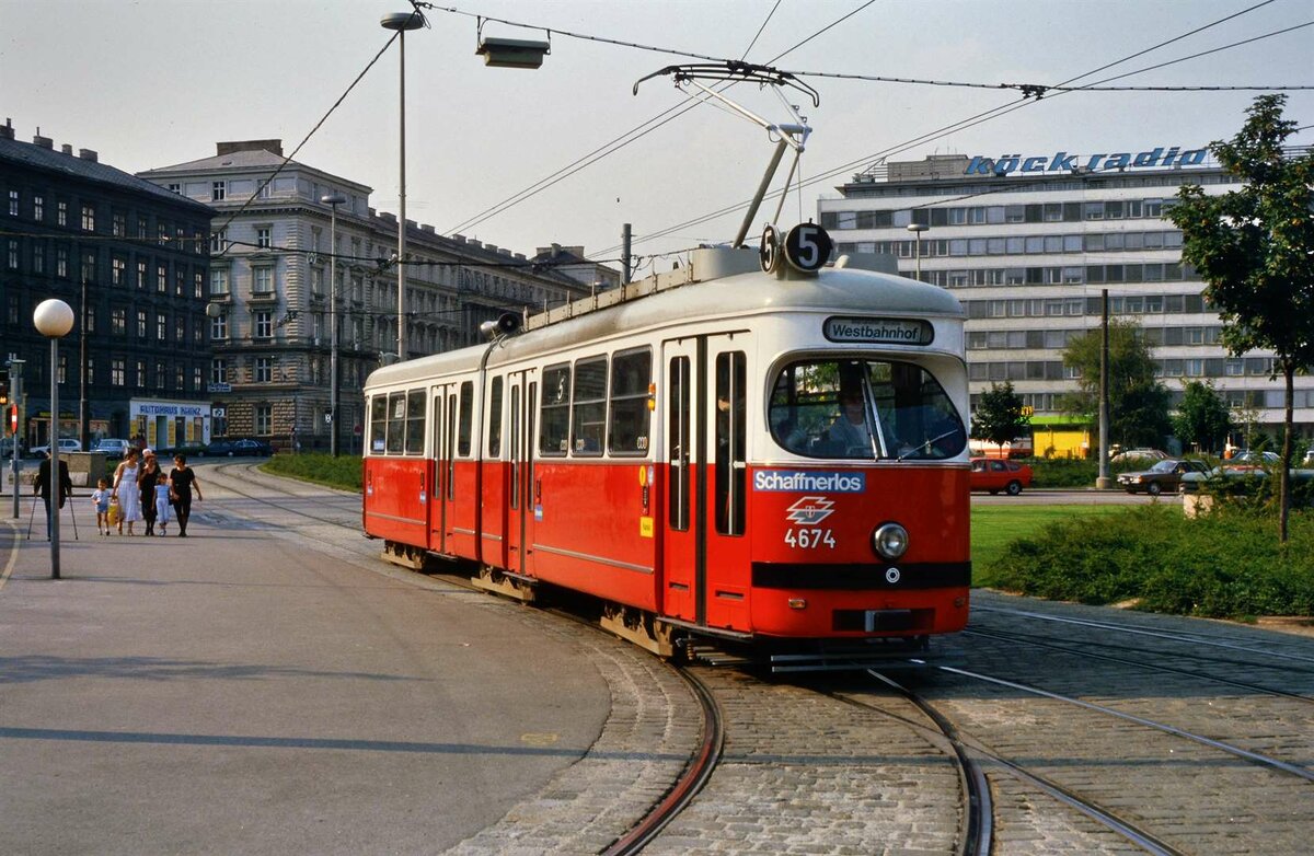 TW 4674 (Type E1) auf der Wiener Stra�enbahnlinie 5 am Praterstern, Fahrtziel Westbahnhof (15.08.1984)