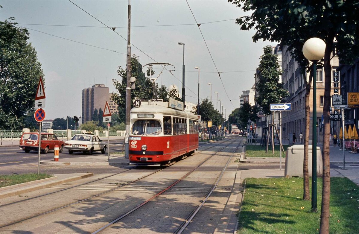 TW 4692 auf der Linie N der Wiener Straßenbahn, 15.08.1984.
