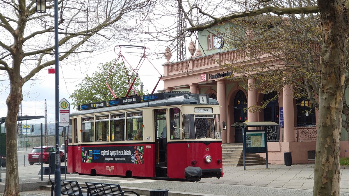 Tw 51 Baujahr 1973 vom kleinsten Straßenbahnbetrieb Deutschlands an der Endstelle Hauptbahnhof Naumburg (Saale) am 20.4.22.
Die Linie 4 ist die einzige Straßenbahnlinie, die auf einer Strecke von knapp 3km mit 9 Haltestellen jede halbe Stunde pendelt. Die Linien 1-3 sind Buslinien.