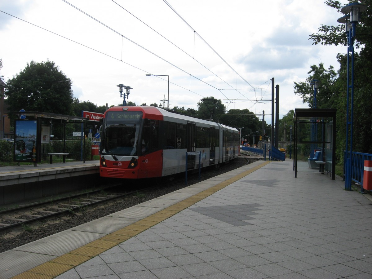 TW 5145 zusammen mit einem 2. unbekannten Wagen unterwegs am 26.7.09 als Linie 4 Richtung Schlebusch; hier aufgenommen bei der Einfahrt der Haltestelle Im Weidenbruch.
