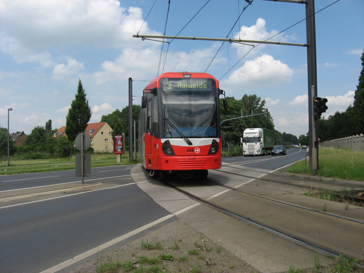 TW 5151 konnte am 13.6.07 unterwegs als Linie 3 Richtung Holweide beim berqueren des Alten Millirings abgelichtet werden.