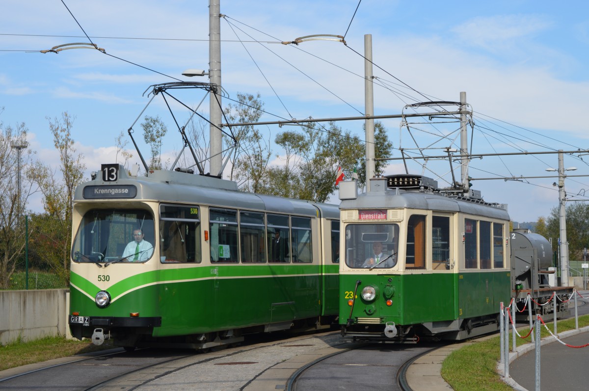 TW 530 besteckt als Linie 13 und TW 234 während einer Fotosonderfaht kurz nach der Haltestelle P+R Murpark, 18.10.2015